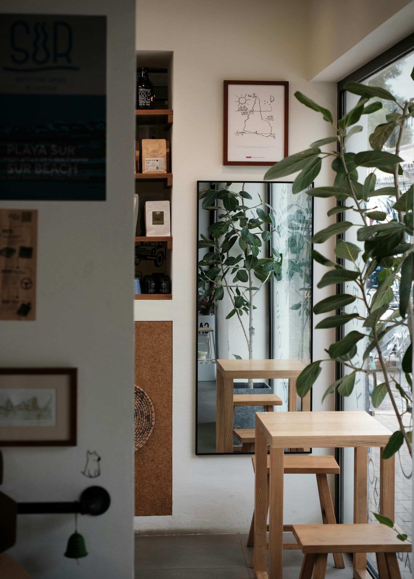 木のぬくもりある店内